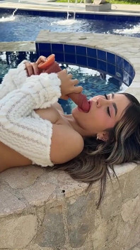 Havuz günü! Herkesin içinde mastürbasyon yapma şeklimi beğendin mi?