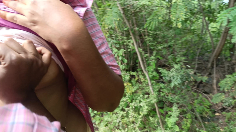 Wonder: Une étudiante lesbienne uniforme dans la nature