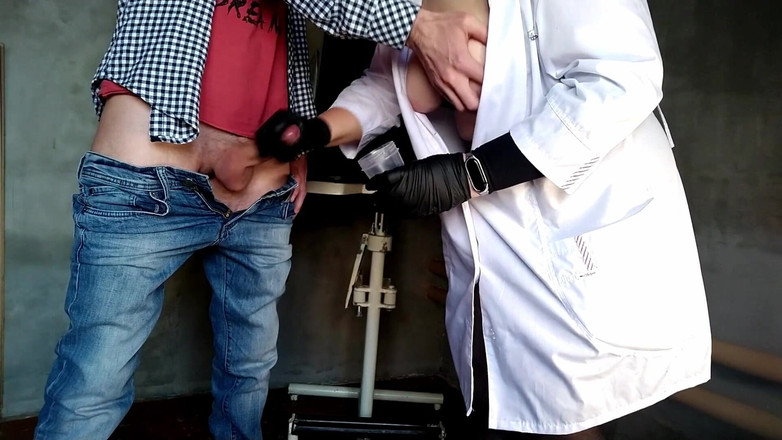 OurFetishLife: Zralá sexy sestřička s povislými velkými prsy mi vzorek spermatu