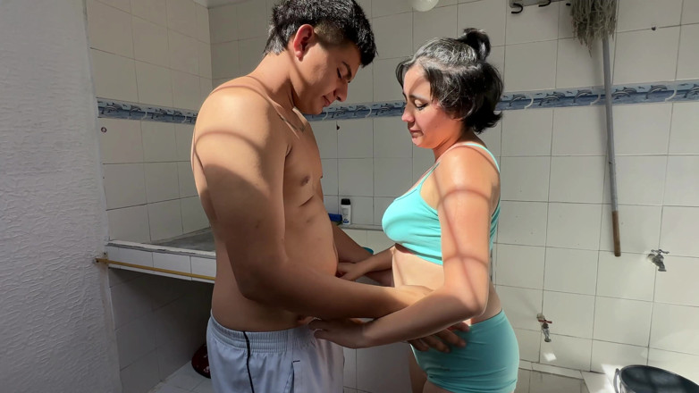 ManuelaAlvarez: Ik Help Mijn Sexy Stiefzus Met Grote Kont Om In...