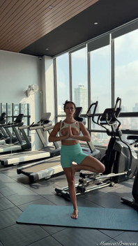Yoga di gym dengan pamer sekilas