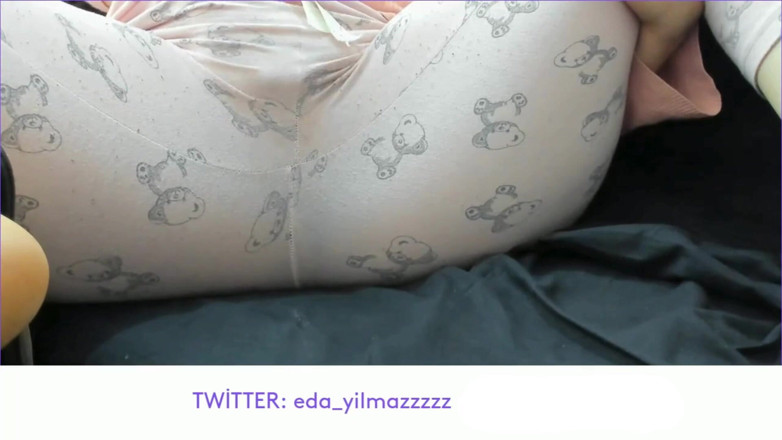 bigass_sexy_bigboobs: Masturbare în pijamale - mângâiere de pizdă în pijamale