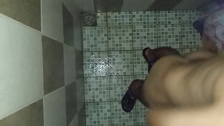 Cute boy jerks off: Мужик получает удовольствие в ванне для своей жены, чтобы отправить видео его жене