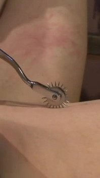 Une petite bouteille masquée dans une chatte humiliante