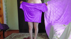 Kitty_Cross: Мила сіссі грайливо тримає фарширований кролика в ліжку