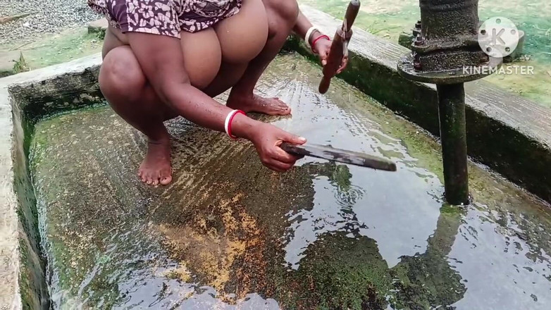 Nenika: Desi Bhabhi zerżnął swoją cipkę za pomocą Rolling Pin