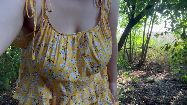 Milky Mari: 放荡熟女在户外展示她毛茸茸的阴户并自慰到高潮 - Milky mari