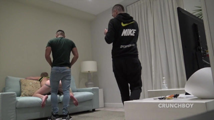 Bareback spy cam from Spain: 흑인 대물 자지에게 따먹히는 거유의 금발 밀프