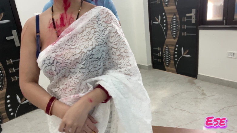 Sammy Sins: Kakak ipar membuka blus adik iparnya selama di Holi