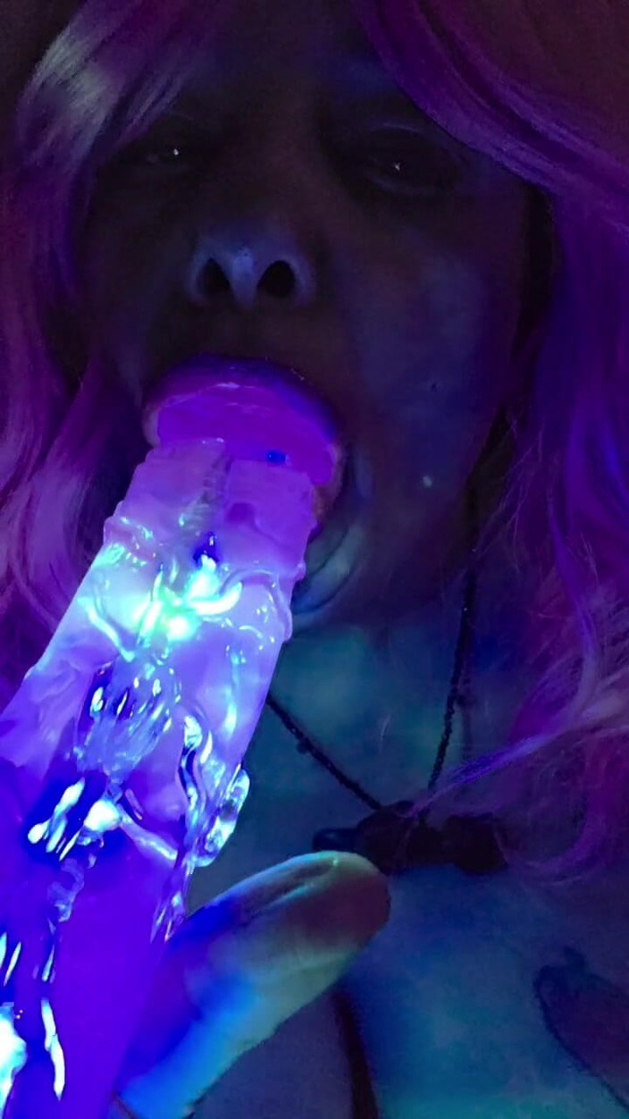 LustyPeachesofSin: Sání mého osvětlené dildo
