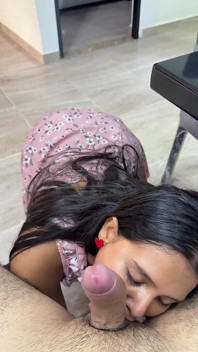 sundar honthon ke saath sundar shyamla ise svadisht choosta hai