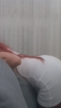 O MILF îmbrăcată sexy ia un penis în gură și face sperma să ejaculeze pe limbă.