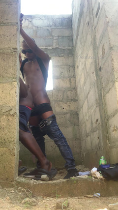 Dickass3x: gaya doggy di gedung yang nggak lengkap sama teman semok...