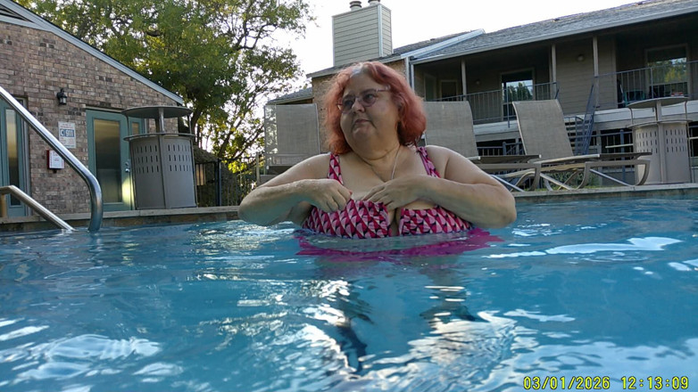 BBW nurse Vicki adventures with friends: Big Beauty Nurse Vicki Shows off Her Water Shoes and