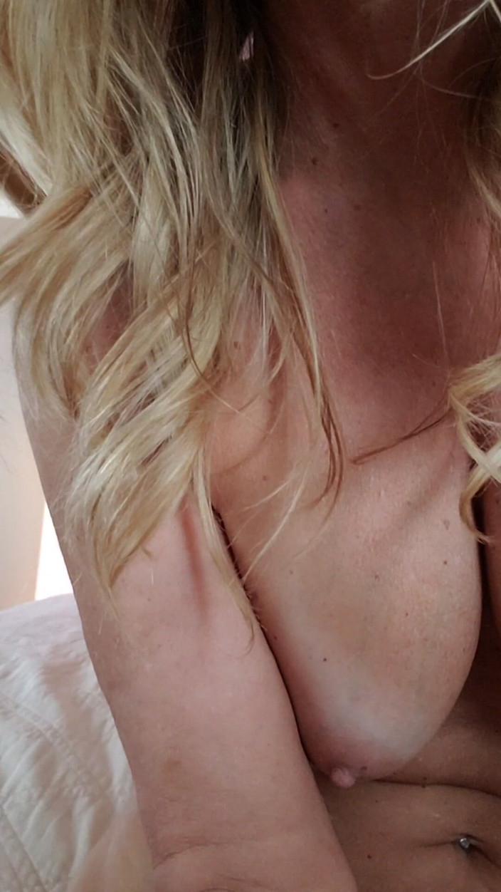 JessRyan: Real esposa caliente Jess Ryan provoca de pie y coño