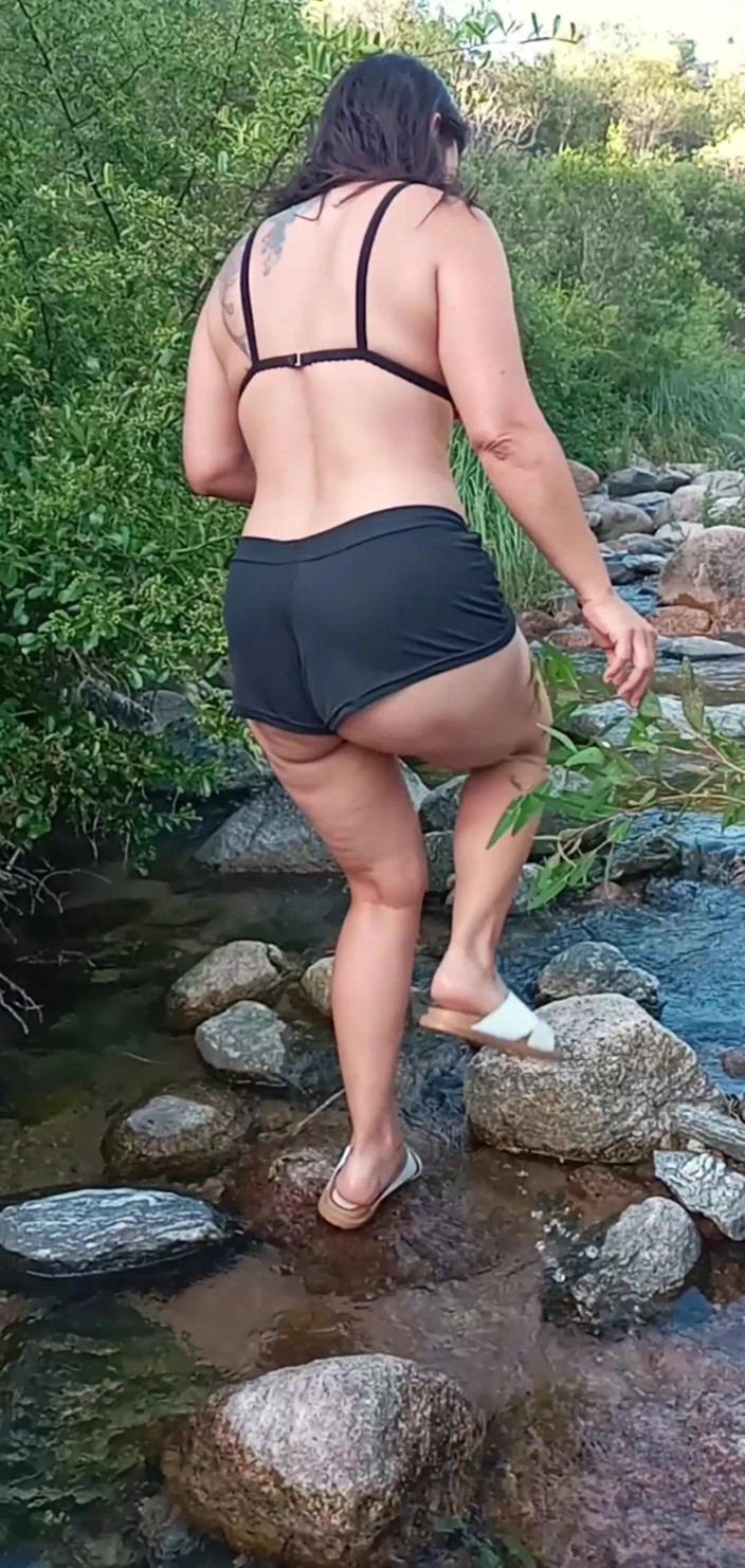 Nalgona Hot Wife: Anale sul fiume durante l'escursione