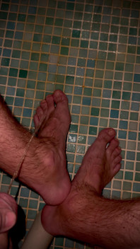 Quelle Urine Chaude! Comme C’est Agréable Et Réchauffant Pour Tes Pieds À Cause De Ça.