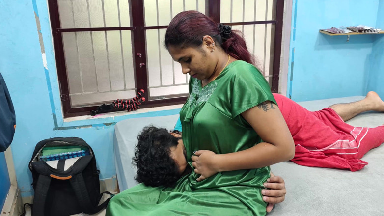 Vaishnavysharunraj: Pareja en romance nocturno caliente con prensa de tetas en...