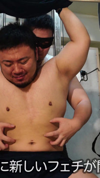 L'uomo muscoloso giapponese solletica l'asia