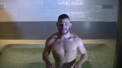 Gaybareback: Ricky Blue baise Juan sans capote dans un jacuzzi