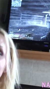 Hotwife dienste, ehemann spielt ein videospiel