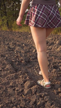 Oglądanie studentki wychodzi na zewnątrz - majtki z pełnymi plecami