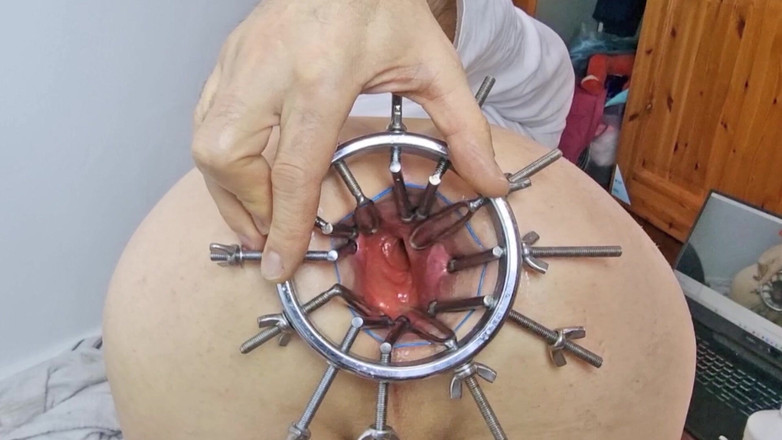 Giantasshole: 私の広げたケツの穴を深く掘り下げてください