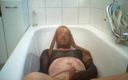 Carmen_Nylonjunge: Encasement en nylon, pisse dans la salle de bain