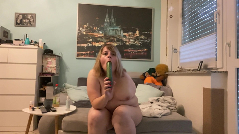 Deutsche Anna: Je baise ma petite chatte avec un gros concombre