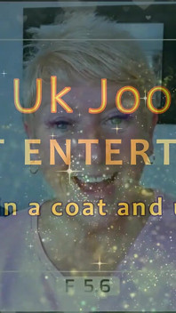 UK Joolz - cewek inggris dengan mantel dan celana dalam seksi lagi asik muasin memeknya di luar ruangan