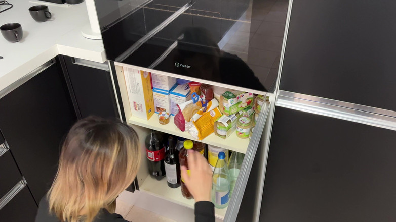 Tommy e Annika: Nimfomana blondă nu are un bacșiș de dat curierului care îi...