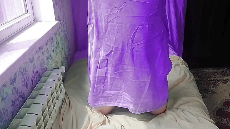 Kitty_Cross: Une femboy aux mains libres se masturbe avec ses cuisses...
