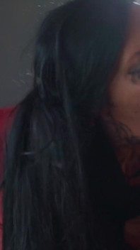 O mamă sexy grasă și frumoasă ia la prelucrat adânc bilele unui negru cu pula mare și neagră