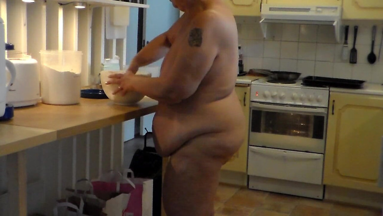 Sex hub couple: Nude baking by sexy Jen