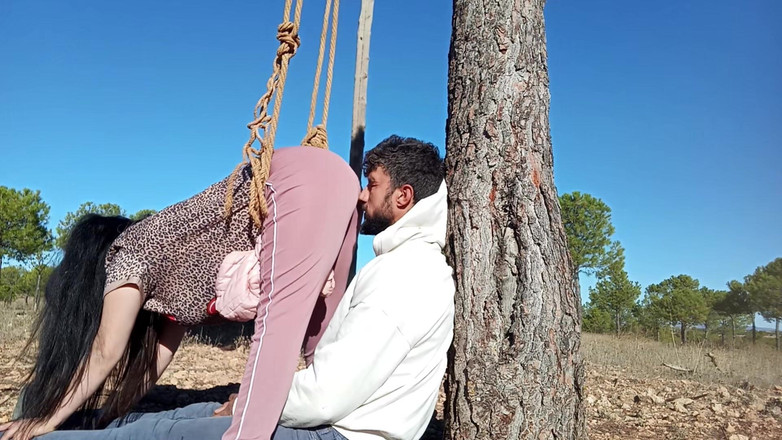 fartingclub01: Peidando na cara dele enquanto eu esmago entre minha bunda...