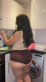 Smutsig sprutande BBW i köket