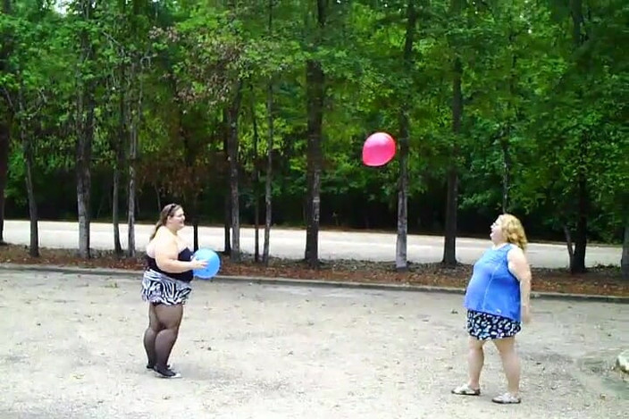 BBW nurse Vicki adventures with friends: Angie Kimber i ja bawimy się balonami na zewnątrz