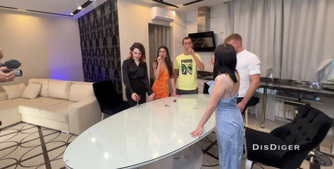 Dis Diger: Velká sexy orgie přímo na večírku