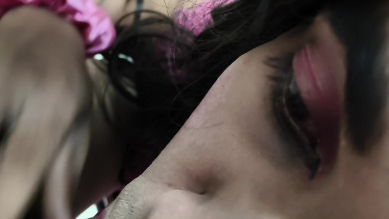 Nisha_Priya: Nisha Priya mariquita crossdresser de Bangalore chupando una gran polla...