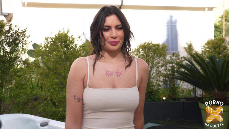 Porno Baguette: 彼女の巨乳のローリーは、彼女の友人とペニスを共有したいと思っています