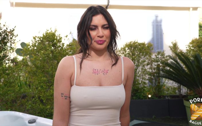 Porno Baguette: Laury à gros nichons veut partager une bite avec son ami