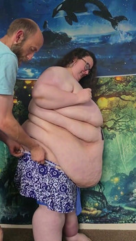 SSBBWがタイトな水着の着合わせを手伝う