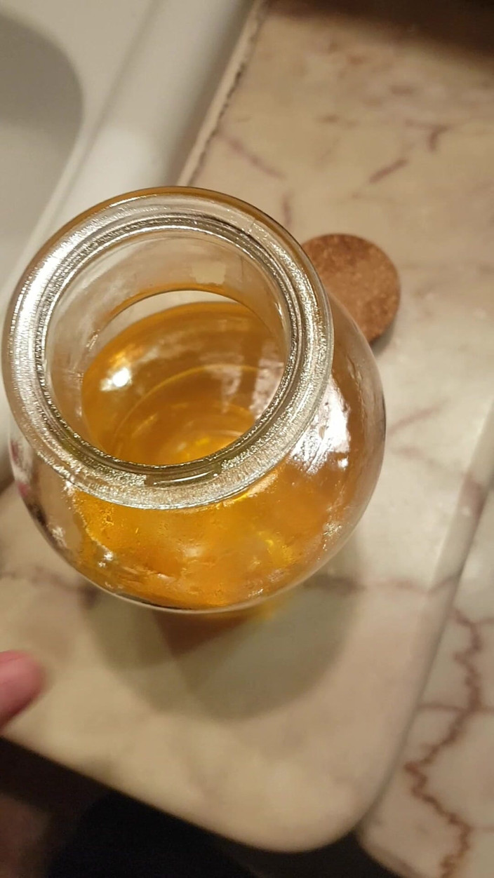 eighteentwink: Pisse dans un bocal pour exhiber tout mon liquide jaune...