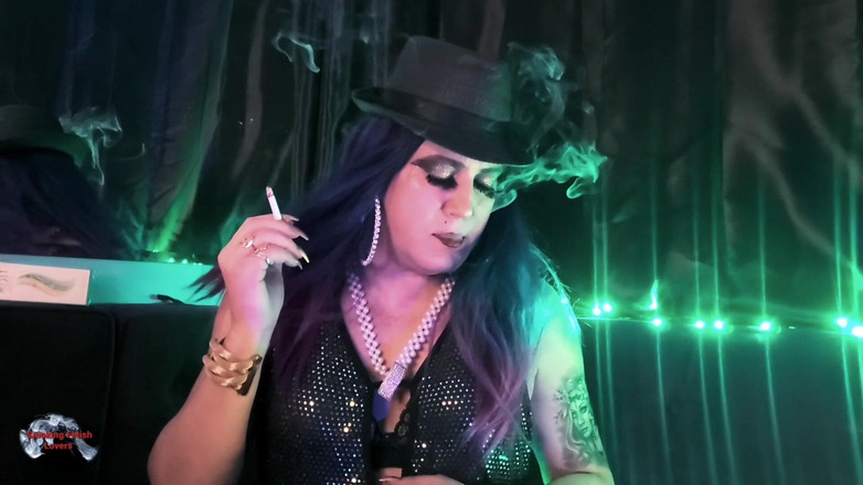 HollyCox: Holly धूम्रपान कर रही है हॉट