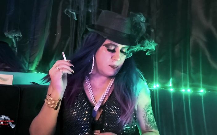 Smoking fetish lovers: Holly está fumando caliente