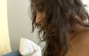 Time To Jerk Off: Drobna nastolatka brunetka uwielbia czuć grubego kutasa