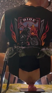 Накинувшись на 12-дюймовий ділдо