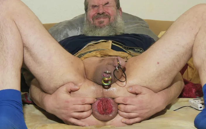 Qualzucht: Extremely Intense Orgasm with the 2 Liter Soda Bottle