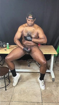 Streamer gay berotot berotot mengocok kontol raksasa setelah berolahraga