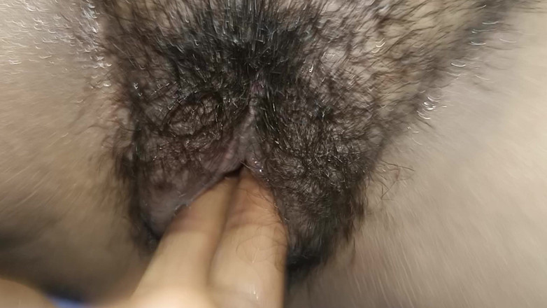 Your Ruchi: 義理の妹が言いました。強く指で私の秘部を突いて、秘部の汁を取り出して。